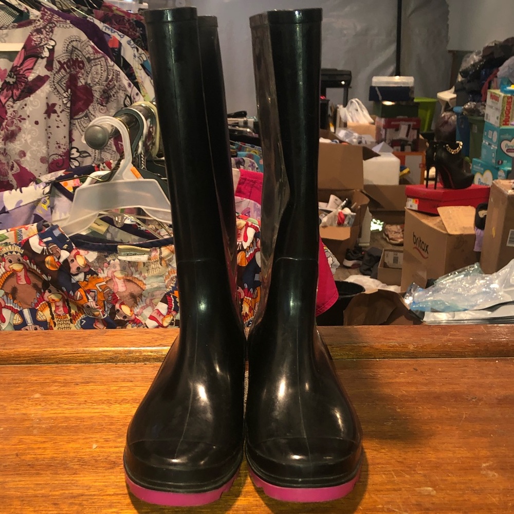 Kids rain boots size 7